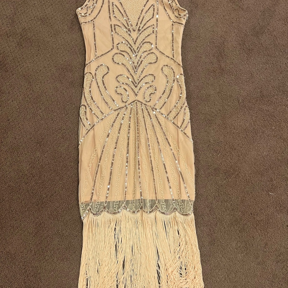 Pretty Guide size small Elegant Beige Fringe Flapper Dress like new